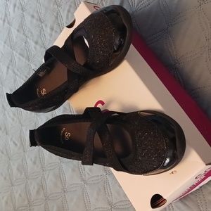 Girl's dress shoes, size 3 in black by So plus socks.